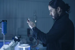 Schnell realisiert Morbius (Jared Leto), dass er durch seine Experimente die B&uuml;chse der Pandora ge&ouml;ffnet hat.