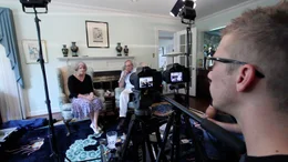 John Maloof (r.) interviewt ehemalige Kinder und Auftrgaggeber, um der Person Vivian Maier n&auml;her zu kommen.