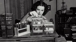Hedy Lamarr im Labor.