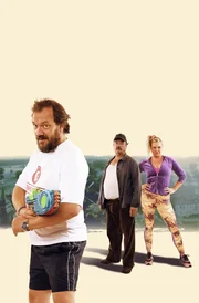 Selfmade-Unternehmer Micha (Charly H&uuml;bner) kehrt aus Berlin in das kleine Dorf seiner Kindheit nach Sachsen-Anhalt zur&uuml;ck. Im Gep&auml;ck hat der Game-Designer eine Idee, mehr noch, eine Vision! Aus dem maroden ehemaligen Hotel seiner Eltern will er ein Luxushotel mit Wellness-Oase f&uuml;r gestresste Gro&szlig;st&auml;dterinnen und Gro&szlig;st&auml;dter machen. Hinten: Hermann K&ouml;ppe (Peter Kurth) und Michas Schulfreundin Tina (J&ouml;rdis Triebel); ARD Degeto MICHA DENKT GROSS, am Freitag (01.11.24) um 20:15 Uhr und um 01:50 Uhr im ERSTEN, online first ab Mittwoch (30.10.24) in der ARD MEDIATHEK und ab 22. August 2024 im Kino Selfmade-Unternehmer Micha (Charly H&uuml;bner) kehrt aus Berlin in das kleine Dorf seiner Kindheit nach Sachsen-Anhalt zur&uuml;ck. Im Gep&auml;ck hat der Game-Designer eine Idee, mehr noch, eine Vision! Aus dem maroden ehemaligen Hotel seiner Eltern will er ein Luxushotel mit Wellness-Oase f&uuml;r gestresste Gro&szlig;st&auml;dterinnen und Gro&szlig;st&auml;dter machen. Hinten: Hermann K&ouml;ppe (Peter Kurth) und Michas Schulfreundin Tina (J&ouml;rdis Triebel) &copy; ARD Degeto/MDR/Florida Film/Pandora Film, honorarfrei - Verwendung gem&auml;&szlig; der AGB im engen inhaltlichen, redaktionellen Zusammenhang mit genannter Degeto-Sendung und bei Nennung "Bild: ARD Degeto/MDR/Florida Film/Pandora Film" (S2+). ARD Degeto/Programmplanung und Presse, Tel: 069/1509-335, degeto-presse@degeto.de