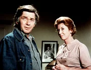 Olivia (Michael Learned, r.) und John Walton (Ralph Waite, l.) freuen sich für John-Boy, der zum ersten Mal ein Mädchen ins Kino eingeladen hat ...