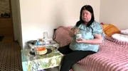 Pamela hat Sorgen. Zum einen muss sie gerade auf ihre Freundin Marita verzichten, die sich in eine psychiatrische Einrichtung begeben hat. Zum anderen macht ihr Kühlschrank nicht mehr richtig mit.