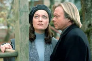 Ellen Treckler (Marion Mitterhammer) bringt nicht den Mut auf, ihrem Ehemann Hartmut (Volker Lechtenbrink) die Wahrheit über ihre Vergangenheit zu sagen...