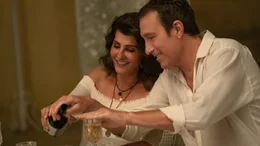 Toula (Nia Vardalos, l.); Ian (John Corbett, r.)