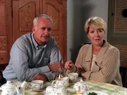 Julia und Arthur beim Frühstück (v.li.: Peter Bongartz, Christiane Hörbiger).