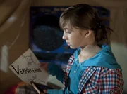 Liz (Viktoria Krause) sucht Annika, aber die ist abgehauen und hat nur einen Zettel hinterlassen, auf dem "Verräterin" steht.
