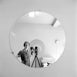 Selbstportr&auml;t der Vivian Maier mit gegen&uuml;berliegenden runden Spiegeln.