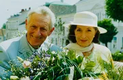 Hedwig Sonnleitner heiratet gegen den Willen ihres Sohnes Hans Sonnleitner ihren Bekannten Felix Ebinger (v.li.: Hannes Thanheiser, Inge Rosenberg).
