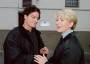 Julia holt Sebastian Reidinger von der Justizstrafanstalt ab (v.li.: Fritz Karl, Christiane Hörbiger). Julia holt Sebastian Reidinger von der Justizstrafanstalt ab (v.li.: Fritz Karl, Christiane Hörbiger).