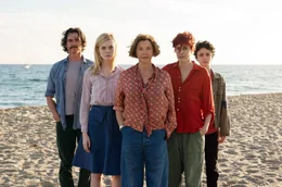Dorothea (Annette Bening, Mitte) lebt mit ihrem Sohn Jamie (Lucas Jade Zumann, re.), ihrem Untermieter William (Billy Crudup), der freigeistigen Punk-Fotografin Abbie (Greta Gerwig, 2. v. li.) und der 17-j&auml;hrigen Nachbarin Julie (Elle Fanning).