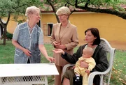 Abschied von Maria-Anna vom Jenbacherhof (v.li.: Bibiane Zeller, Christiane Hörbiger, Marion Mitterhammer).