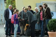 Valentina zieht mit ihrer Mutter nach Wien. Von links: Joseph (Wilhelm Manske) und Rosi Brunner (Brigitte Walbrun), Valentina Götz (Lilly Reulein), Xaver (Michael Schreiner), Nicole Götz (Julia Küllinger), Florian Brunner (Tommy Schwimmer), Theresa Brunner (Ursula Erber), Annalena Brunner (Heidrun Gärtner) und Sebastian Wildner (Herbert Ulrich). Valentina zieht mit ihrer Mutter nach Wien. Von links: Joseph (Wilhelm Manske) und Rosi Brunner (Brigitte Walbrun), Valentina Götz (Lilly Reulein), Xaver (Michael Schreiner), Nicole Götz (Julia Küllinger), Florian Brunner (Tommy Schwimmer), Theresa Brunner (Ursula Erber), Annalena Brunner (Heidrun Gärtner) und Sebastian Wildner (Herbert Ulrich).