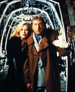 Die geldgierige Carrigan Crittenden (Cathy Moriarty) und ihr Partner Dibs (Eric Idle) k&ouml;nnen nicht fassen, da&szlig; es auf Schlo&szlig; Whipstaff Manor spukt!