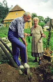 Seit Arthur seine Kanzlei verloren hat, lenkt er sich mit körperlicher Arbeit ab (v.li.: Peter Bongartz, Bibiana Zeller). Seit Arthur seine Kanzlei verloren hat, lenkt er sich mit körperlicher Arbeit ab (v.li.: Peter Bongartz, Bibiana Zeller).
