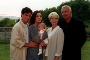 Elke Torberg holt ihr Baby Maria-Anna von Julia ab und lernt Sebastian Reidinger, der bei Julia zu Besuch ist, kennen (v.li.: Fritz Karl, Marion Mitterhammer, Christiane Hörbiger, Peter Bongartz).