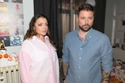 John (Felix von Jascheroff) erklärt Emily (Anne Menden), dass er sich nicht mit Laura verständigen kann.