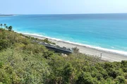 Intercity an der Ostküste Taiwans – der Pazifik macht hier seinem Namen alle Ehre – friedlich ohne viel Wellen säumt das Meer den menschenleeren Strand.