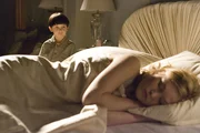 Unheimlich: Katherine (Julia Stiles) wird im Schlaf von Damien (Seamus Davey-Fitzpatrick) beobachtet.