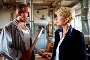 Julia Laubach versucht privat mit dem Vater des misshandelten Mädchen, Erich Ziegel, ins Gespräch zu kommen (v.li.: Fritz Egger, Christiane Hörbiger).