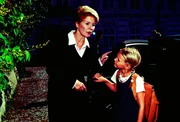 Julia Laubach (Christiane Hörbiger) bringt ihre Enkelin Elisabeth (Paula Polak) zur Schule.