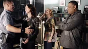 Nick (George Eads, li.), Ray (Laurence Fishburne) und Catherine (Marg Helgenberger, 2.v.re.) freuen sich über die personelle Verstärkung: Sara Sidle (Jorja Fox) kehrt zurück und verstärkt das CSI-Team.