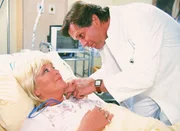 Dr. Stefan Frank (Sigmar Solbach) hat für seine Patientin Frederike von Kleritz (Doris Kunstmann) keine gute Nachrichten: ihre rechte Niere arbeitet kaum noch, die linke ist von Krebs befallen...