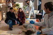 Die bekannte Stuttgarter Astro-Influencerin Laurora (Christina Uhland, 2.v.r.) wird erschlagen in ihrer Wohnung aufgefunden. Wer hat die junge Astrologin getötet? Die Kriminalkommissare Lea Gomez (Jasmin Gassmann, 3. v. l.) und Jo Stoll (Peter Ketnath, 2.v.l.) holen sich bei Rechtsmediziner Dr. Benedikt Förster (Florian Wünsche, r.) erste Informationen ein.