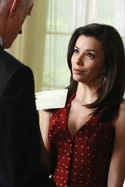 Victor Lang (John Slattery, l.) hat ein Auge auf Gabrielle (Eva Longoria, r.) geworfen und hat deshalb einen Plan wie er an ein Date mit ihr kommt ...