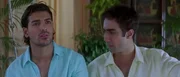 Kabir Lal (John Abraham, l.) und Vishal (Ranvir Shorey)  Die Verwendung des sendungsbezogenen Materials ist nur mit dem Hinweis und Verlinkung auf RTL+ gestattet.