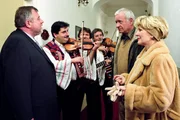Eine ungarische Gipsy-Band erwartet Julia und Arthur (v.li.: Peter Bongartz, Christiane Hörbiger).
