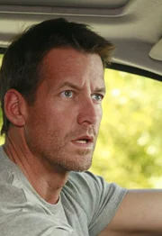 Ian fühlt sich und Susan von Mike (James Denton) verfolgt und als Mike ihn dann auch noch aus einem See rettet, schmiedet er einen perfiden Plan ...