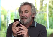 Martin (Hermann Giefer) ist total begeistert von seinem Smartphone. Martin (Hermann Giefer) ist total begeistert von seinem Smartphone.