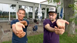 "Die Kraft in der Dehnung" - Mosetter (li.) mit "Tatort-Kommisar" Jan Josef Liefers (re.).