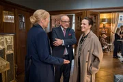 Ina Zimmermann (Melanie Marschke, l.) hat sich mit Richter Wolfgang Keller (Thomas Dehler, M.) unterhalten, als sie eine Freundin trifft, die sie seit Ewigkeiten nicht gesehen hat: Vera Schulze-Cruz (Annika Kuhl, r.).