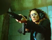 Detective Stella Bonasera (Melina Kanakaredes) hat die Tatwaffe gefunden. Jetzt fehlt nur noch ein Vergleich mit dem Projektil, um den M&ouml;rder zu &uuml;berf&uuml;hren.
