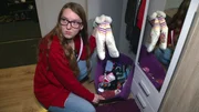 Lea (18) hat einen Nebenverdienst - sie verkauft ihre getragenen Socken im Internet.