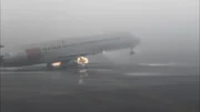 Der Vorderreifen von SAS-Flug 686 hebt beim Abheben des Flugzeugs vom Boden ab.