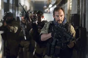 Major Briggs (Jason Isaacs) st&uuml;rmt gemeinsam mit seinem Team eine geheime Zusammenkunft hochkar&auml;tiger Saddam-Vertrauter.