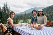 v.l.n.r. Romy (Julia Windischbauer), Karlheinz (Thomas Hauser), Magda Gustav (Benjamin Radjaipour) planen beim Frühstück welche Route sie heute nehmen, um den Jungbrunnen zu finden.
