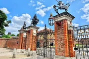Das Haupttor (Main Gate) von Hampton Court Palace.