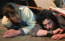 Der Tod stellt ihnen heimt&uuml;ckische Fallen: Kevin (Ryan Merriman, r.) und Ian (Kris Lemche, l.) ...