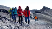 Stetig bergauf: Trekking auf den Kilimandscharo. Stetig bergauf: Trekking auf den Kilimandscharo.