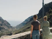 La Gomera weckt bei Nina Weiss (Katia Fellin, l.) Kindheitserinnerungen. Leider kann sich ihre Mutter Margarethe (Margarita Broich, r.) nicht mehr erinnern, wer Ninas Vater gewesen sein könnte.