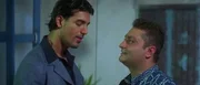 Kabir Lal (John Abraham, l.) und Siddharth (Vinay Pathak)  Die Verwendung des sendungsbezogenen Materials ist nur mit dem Hinweis und Verlinkung auf RTL+ gestattet.