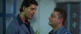Kabir Lal (John Abraham, l.) und Siddharth (Vinay Pathak)  Die Verwendung des sendungsbezogenen Materials ist nur mit dem Hinweis und Verlinkung auf RTL+ gestattet.