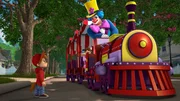Der absolute Alptraum f&uuml;r Alvin (l.): Von seinen Br&uuml;dern getrennt, darf er nicht mit dem Bus fahren, sondern muss mit einer bunten Bahn fahren.