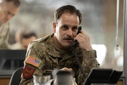 Jonny Lee Miller als Colonel Vokes