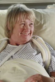 Nach ihrem Sturz wird Mrs. McClusky (Kathryn Joosten) ins Krankenhaus eingeliefert ...