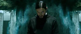 Nach seinem Experiment hat Morbius (Jared Leto) sogar eine Art von Echoortung entwickelt.
