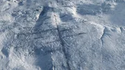 Camp Century Wrack: Visualisierung aus der Vogelperspektive, wie Camp Century nach dem Ablassen des Eises ausgesehen haben könnte; Teil von Camp Century, einer in der Arktis errichteten US-Militärforschungsbasis. Camp Century Wrack: Visualisierung aus der Vogelperspektive, wie Camp Century nach dem Ablassen des Eises ausgesehen haben könnte; Teil von Camp Century, einer in der Arktis errichteten US-Militärforschungsbasis.